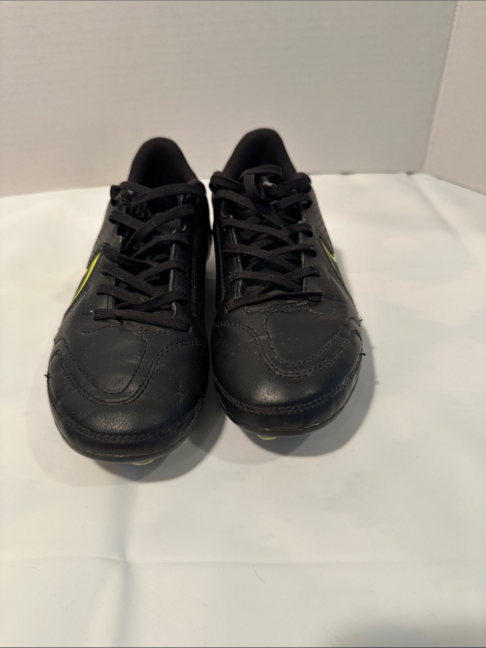 Nike Kids Black Soccer Cleats with Neon Yellow Swoosh size 5Y - Picture 5 of 10
